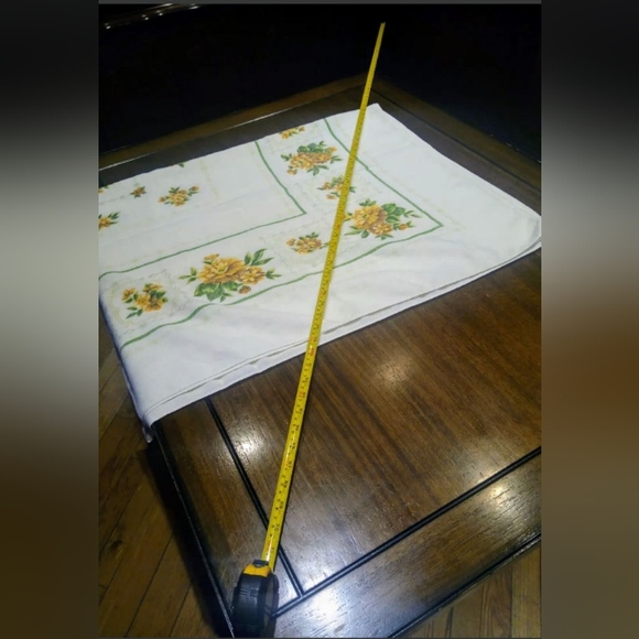 Rectangular mid-century Collectable Tablecloth. Hand made, yellow flowers - Picture 6 of 11